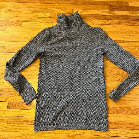 Athleta Shirt Womens Medium Flurry Peak Turtleneck Black White 486317 - Picture 1 of 7